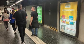 Acana realiza una campaña en el metro de Barcelona